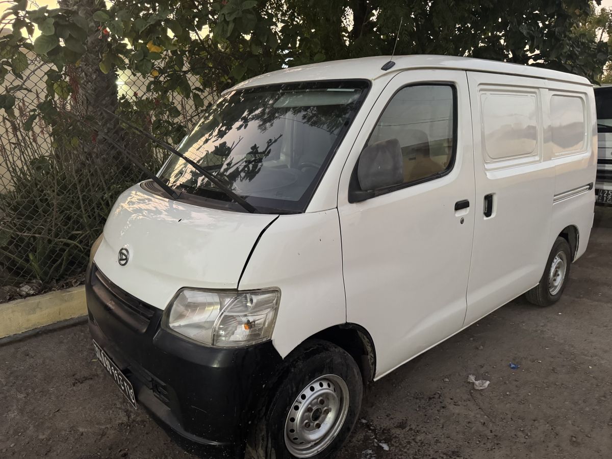 Mini vanne Daihatsu essence, climatisée, 54000 Km