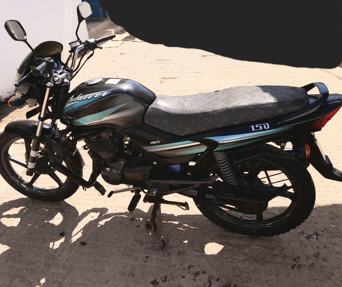 Moto Hero 150 Achiever en excellent état avec bonus de pneu neuf
