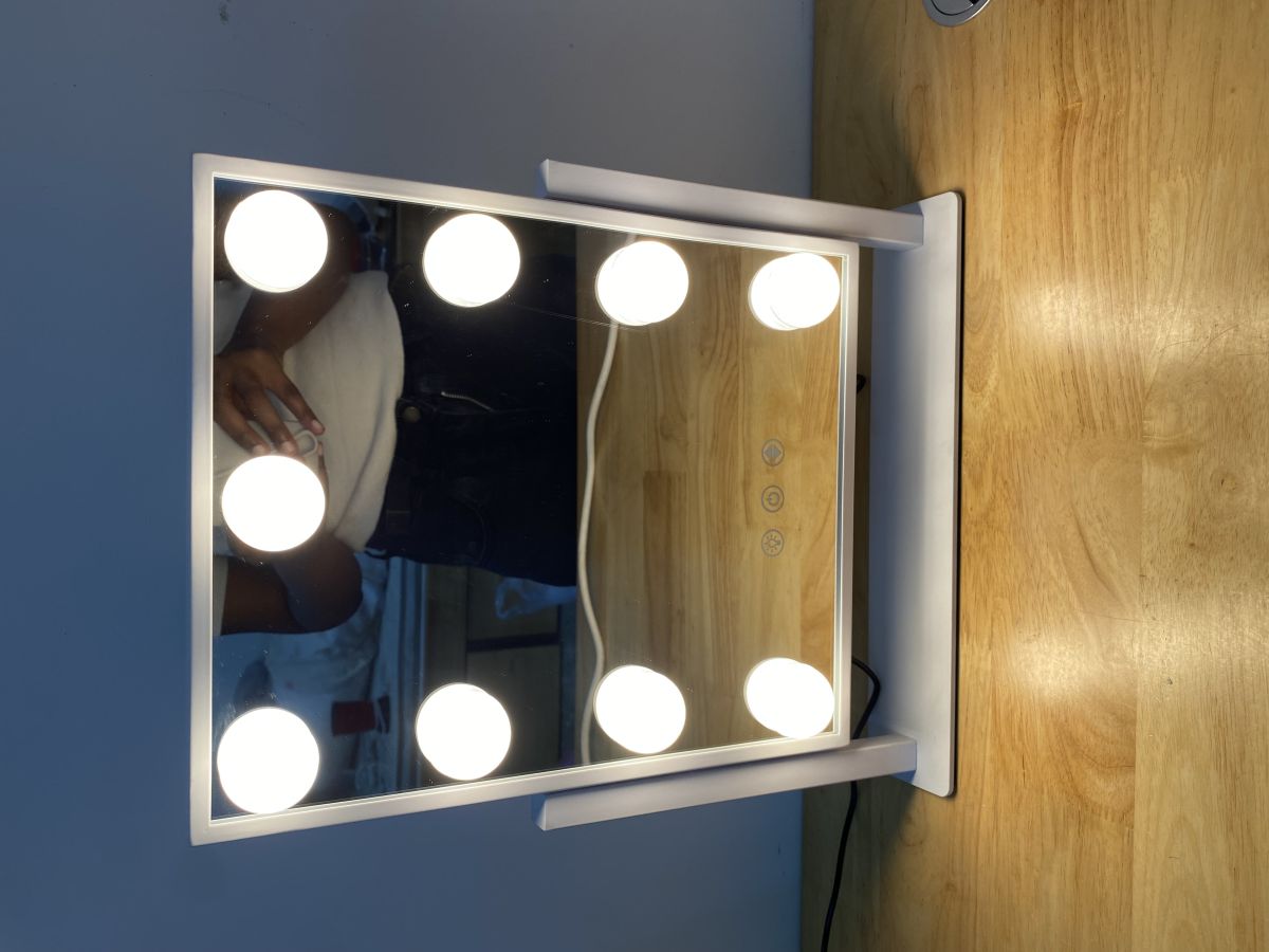 Miroir élégant avec cadre finement travaillé pour votre intérieur