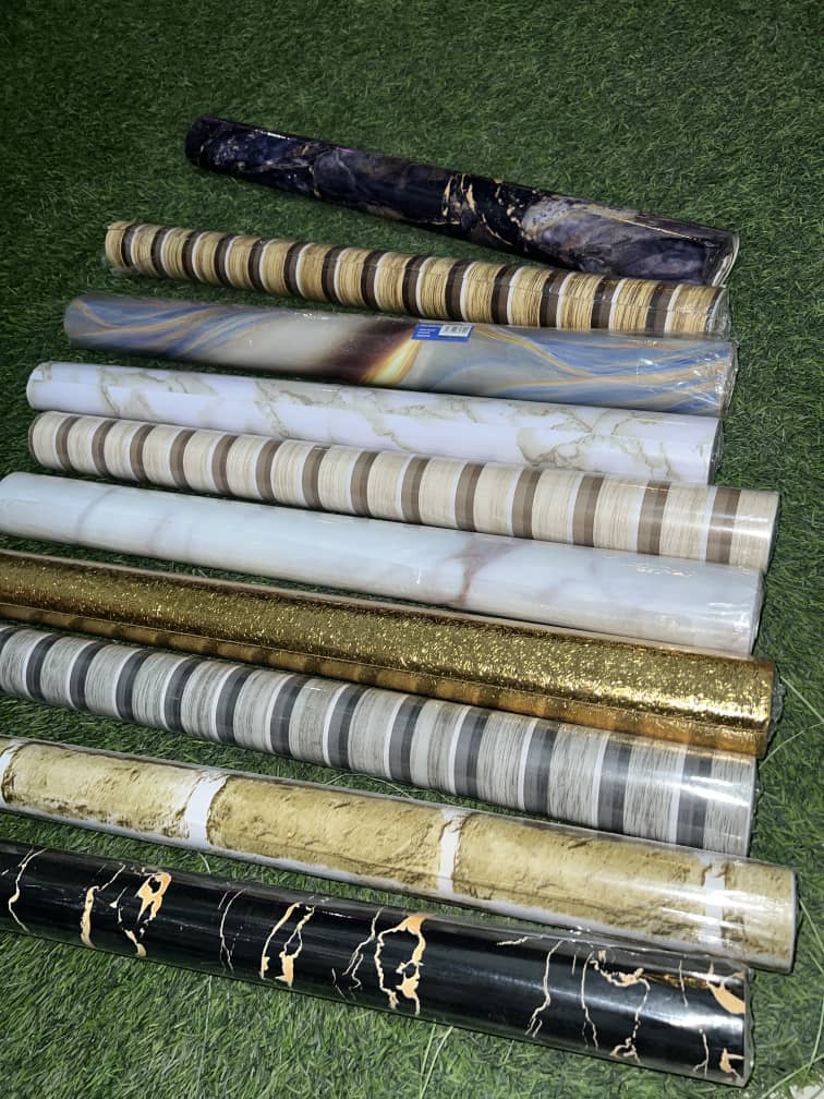 Papier peint adhésif décoratif – Effet marbre et doré