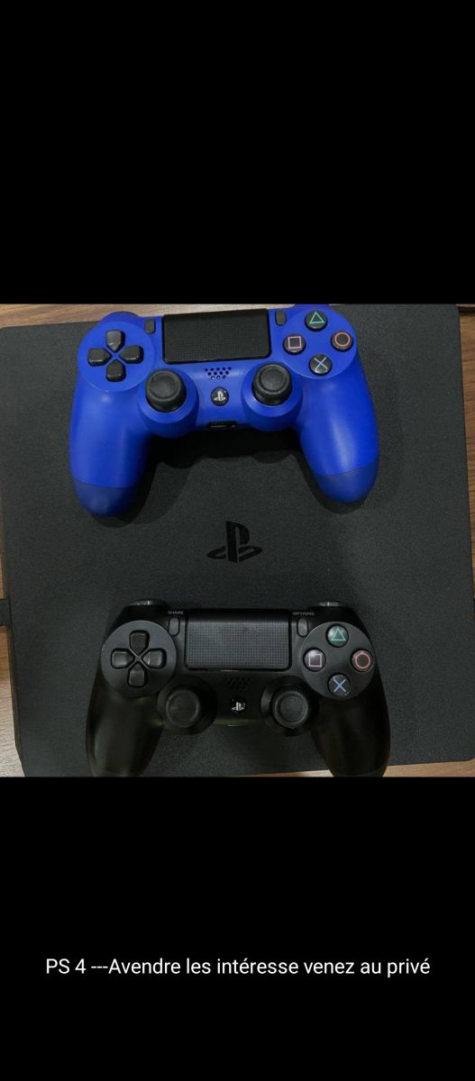 Console de jeu PS4 avec 2 manettes et FIFA 2024 inclus - 40 mille