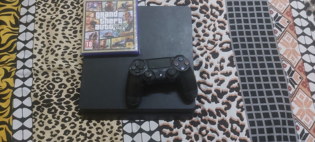 PS4 Slim avec GTA 5 et compte en ligne - Parfait état