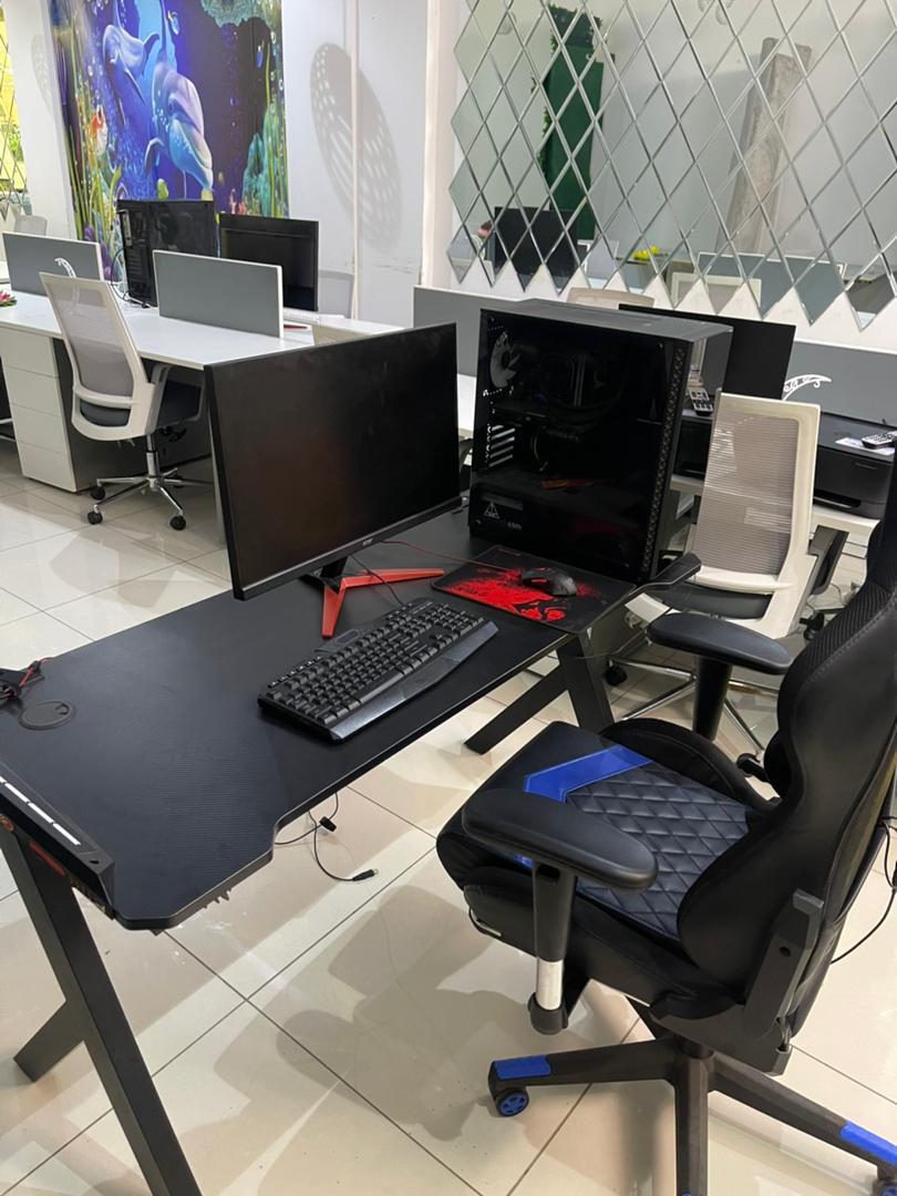 Pack complet de gaming avec PlayStation 5, télévisions HD/4K et mobilier pour un setup professionnel à domicile