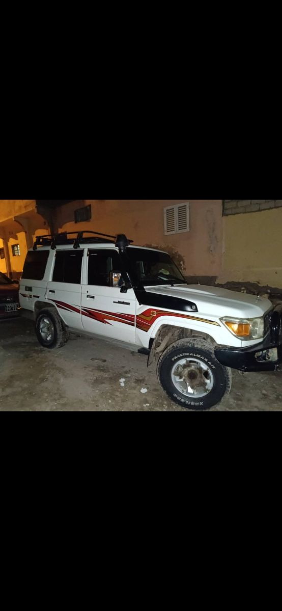 Voiture d\'occasion en excellent état à Djibouti - 2015 Diesel Manuel