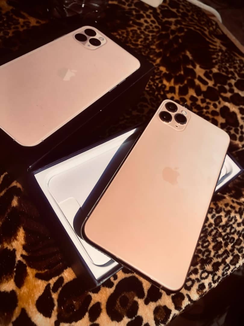 iPhone 11 PRO MAX 256GB, en excellent état avec ses matériels et sa boîte d\'origine ainsi que des coques offerts