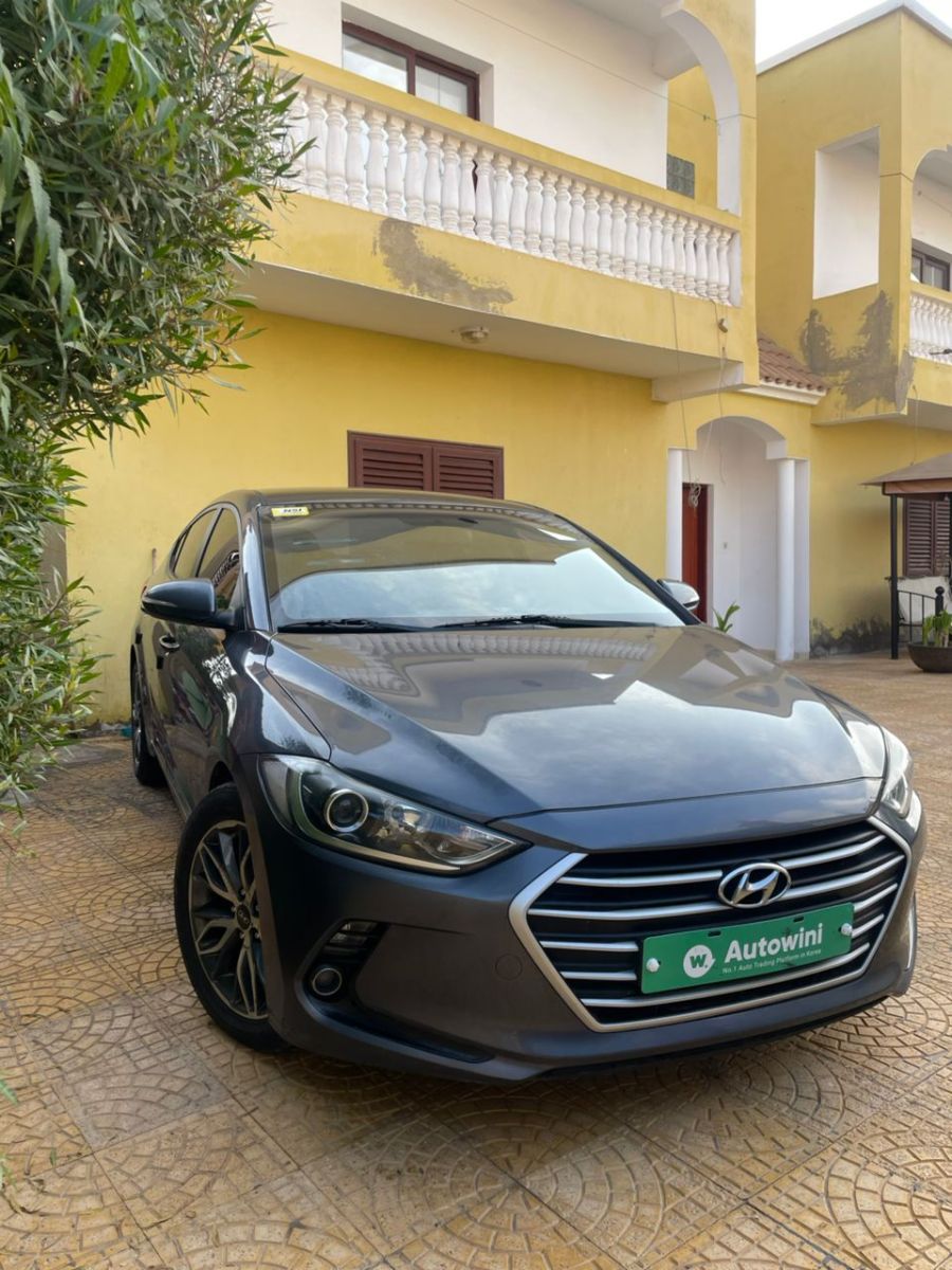 Hyundai Avante 2018, 1685cc, gris nacré, full led, caméra 180°, écran android 18 pouces, 5 places