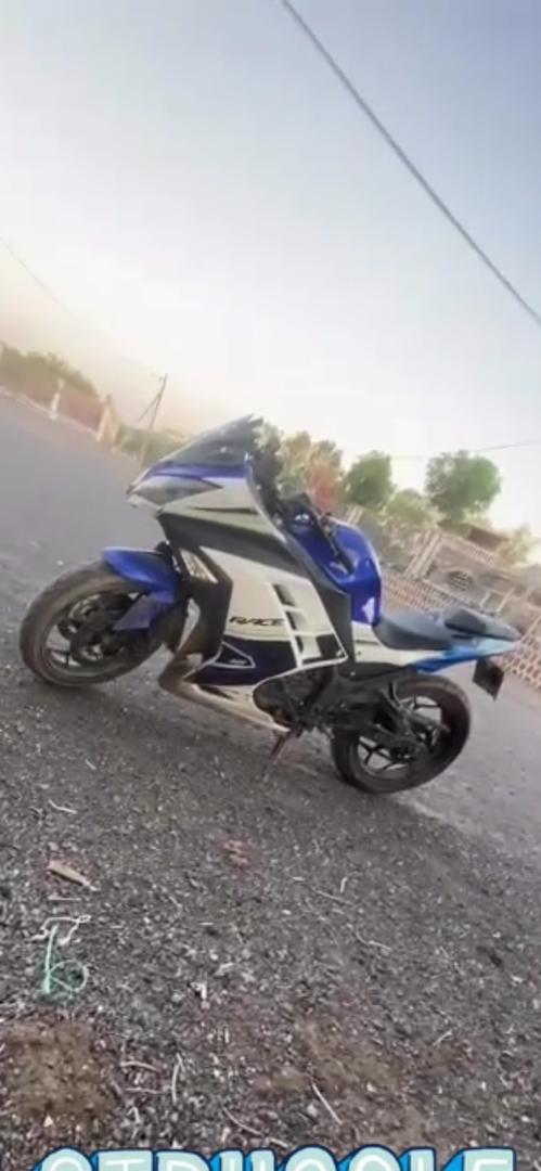 Moto presque neuve, papier complet, négociable