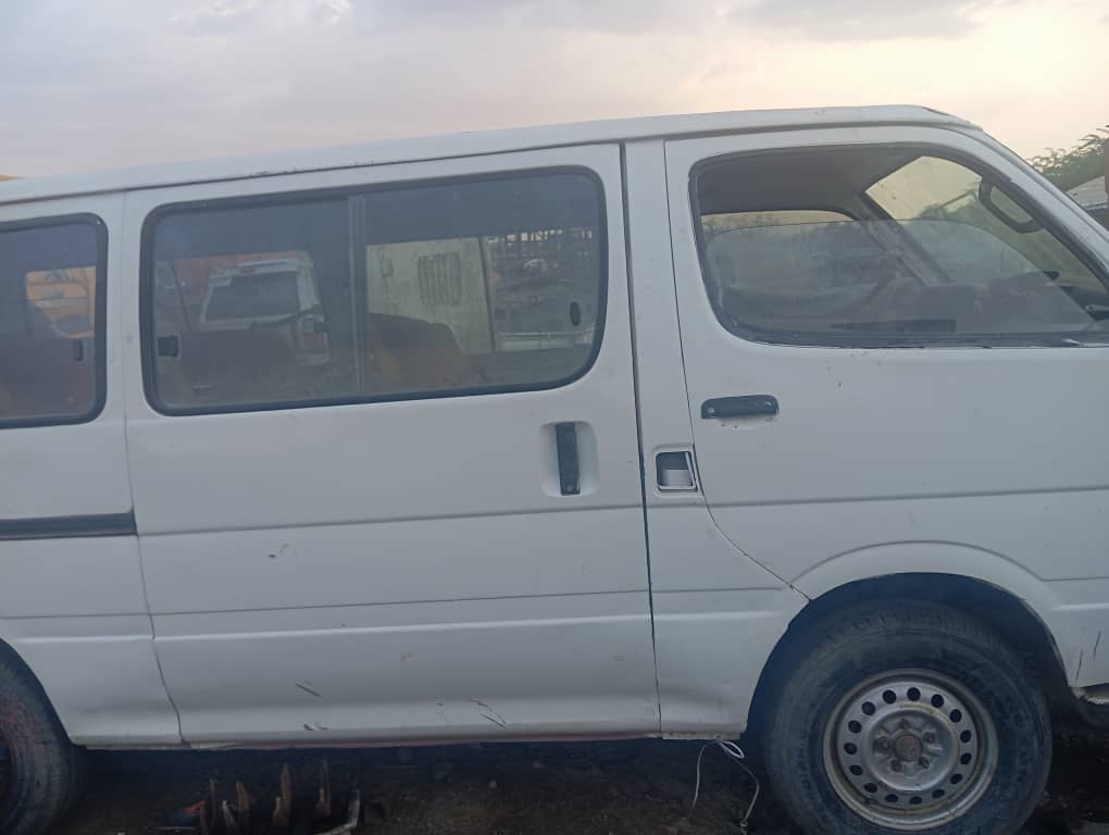 Toyota Hiace - Bus spacieux et fiable, en bon état général