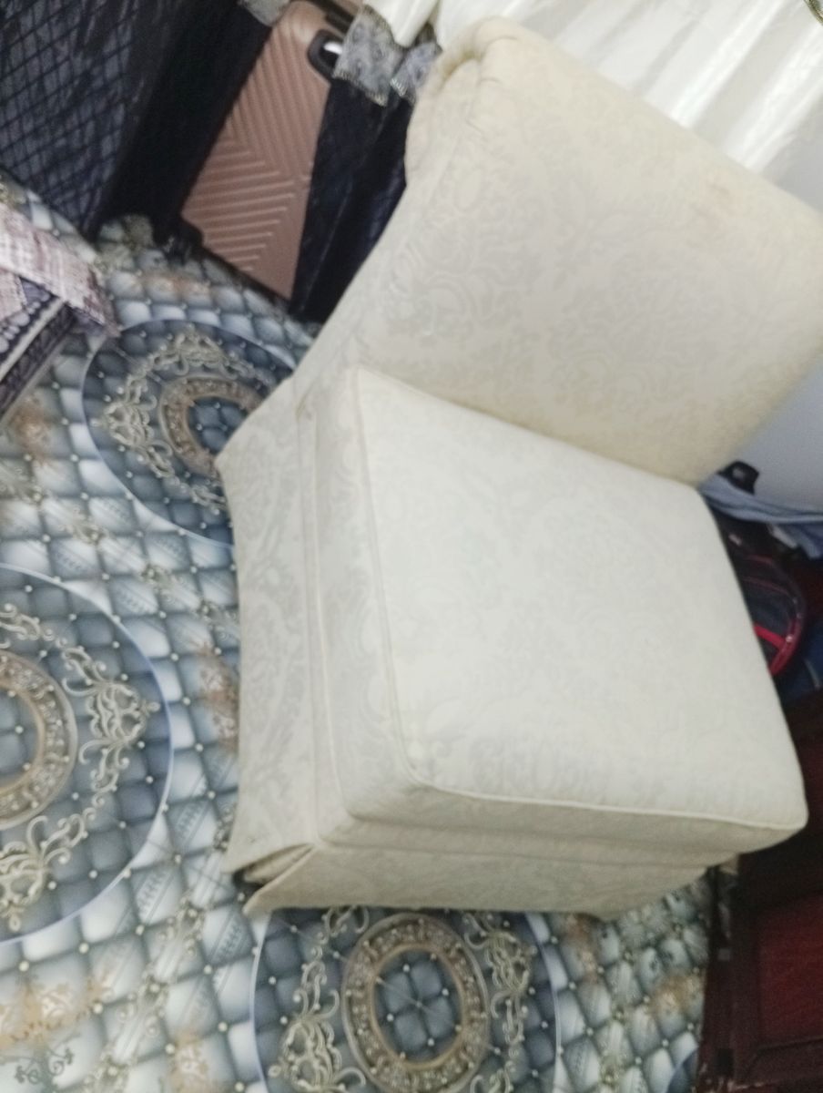 Grand canapé confortable pour coin chambre à coucher à vendre