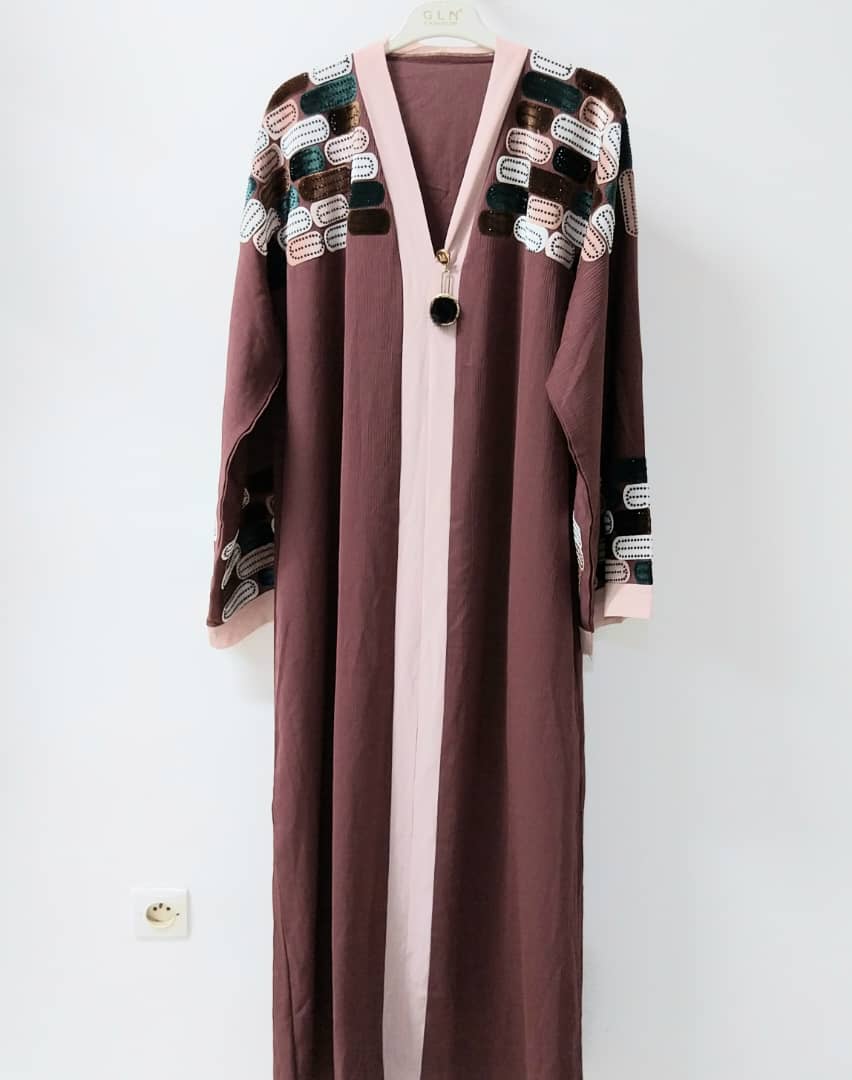 Abaya aubergine décorée – Tissu premium pour l’Aïd