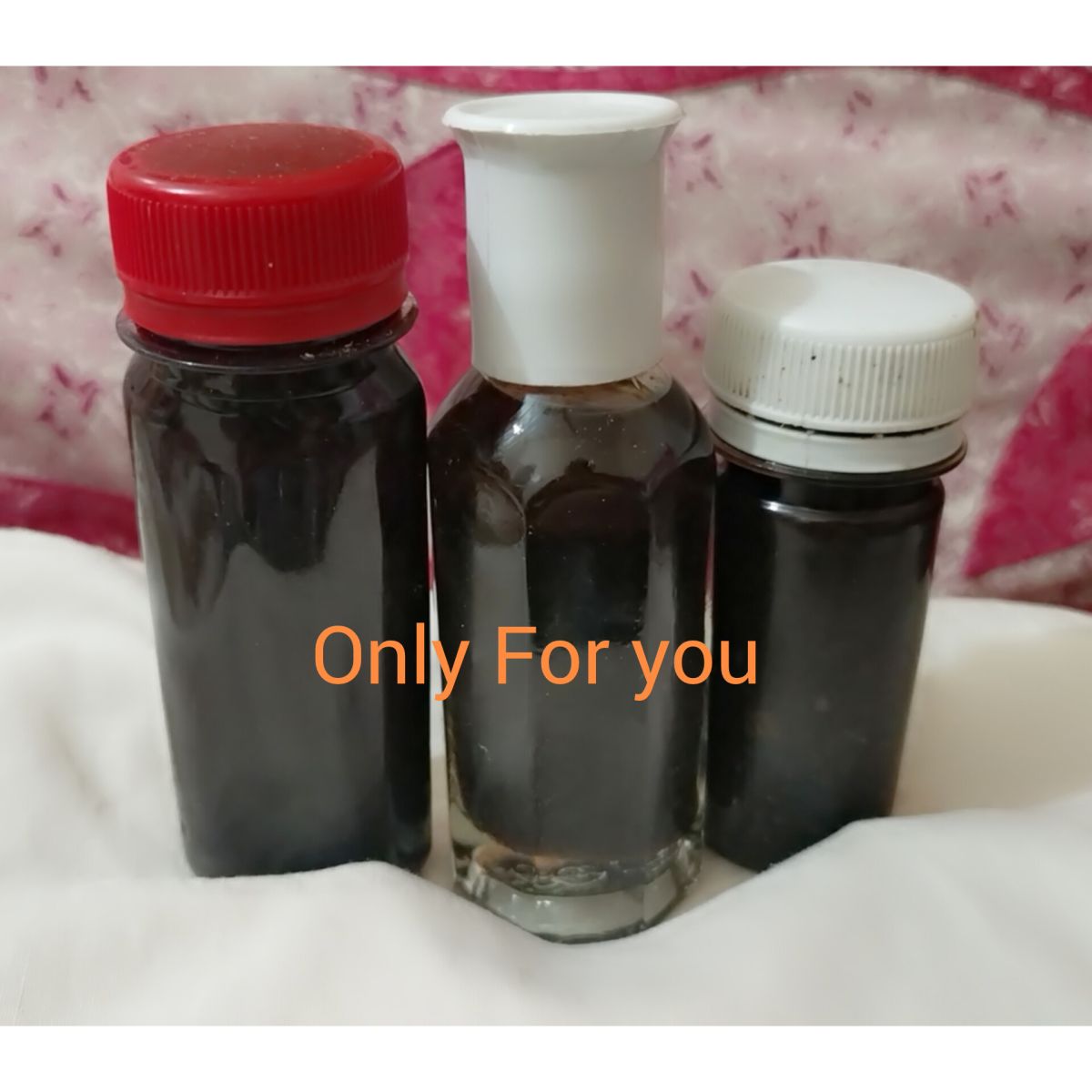 Abaya bordeaux à manches contrastées pour un look élégant et moderne