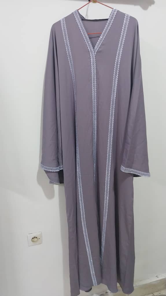 Abaya grise en coton avec détails argentés – Édition Aïd