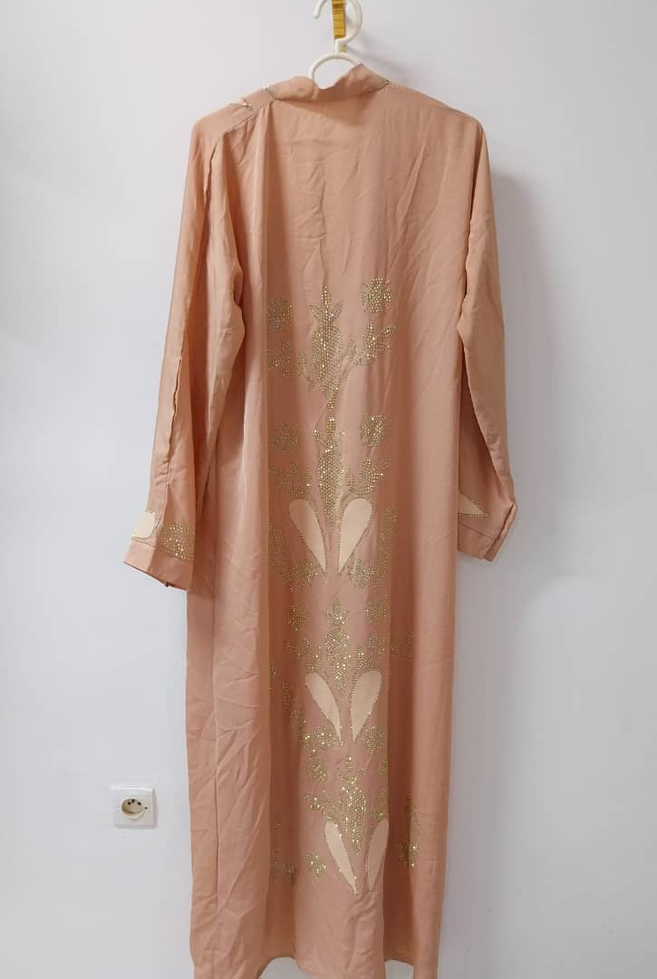 Abaya saumon avec perles dorées – Spéciale Aïd
