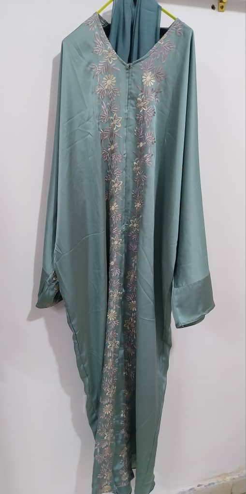 Abaya turquoise soyeuse à broderies florales – Spéciale Aïd