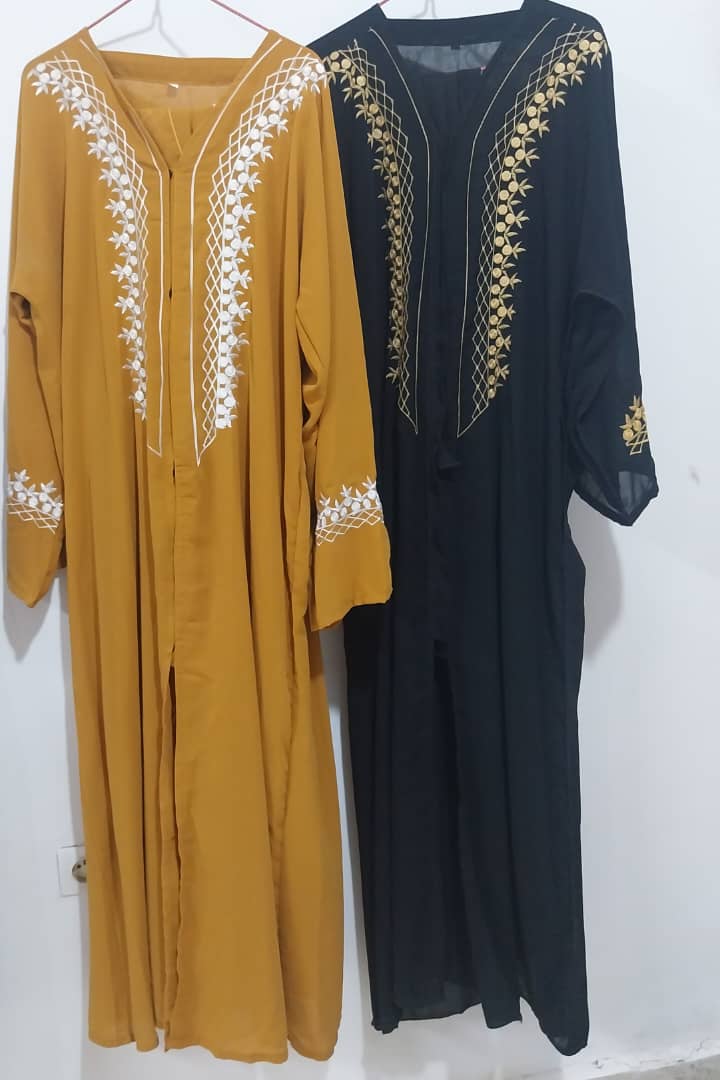 Abayas brodées noire et moutarde – Avec ceinture ajustable