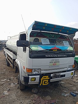 Camion citerne eau potable 9m3 en bon état