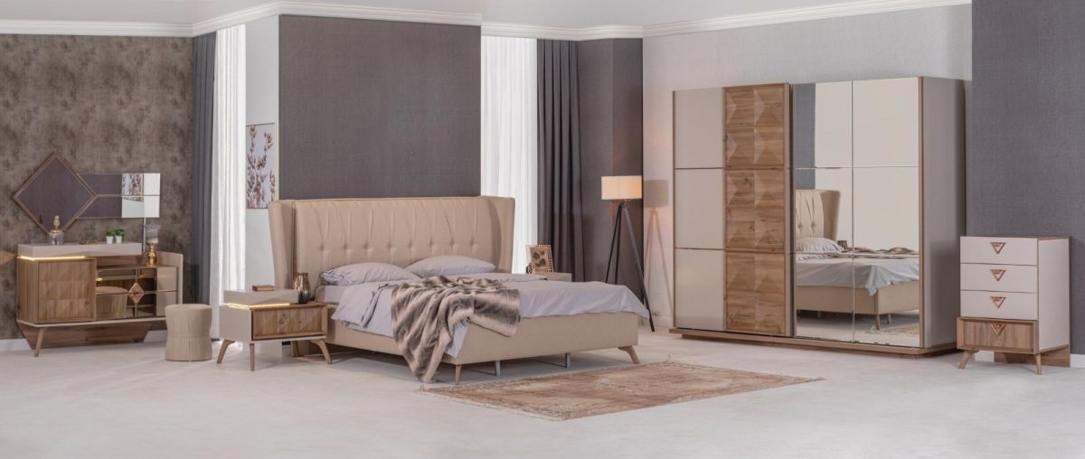 Chambre contemporaine avec lit et une armoire à miroir