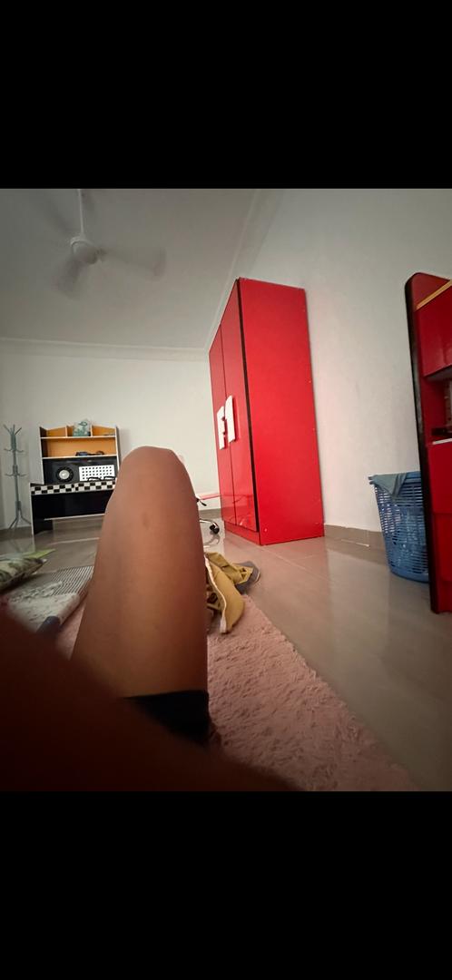 Chambre pour garçons de 3 à 10 ans avec mobilier en forme de voiture