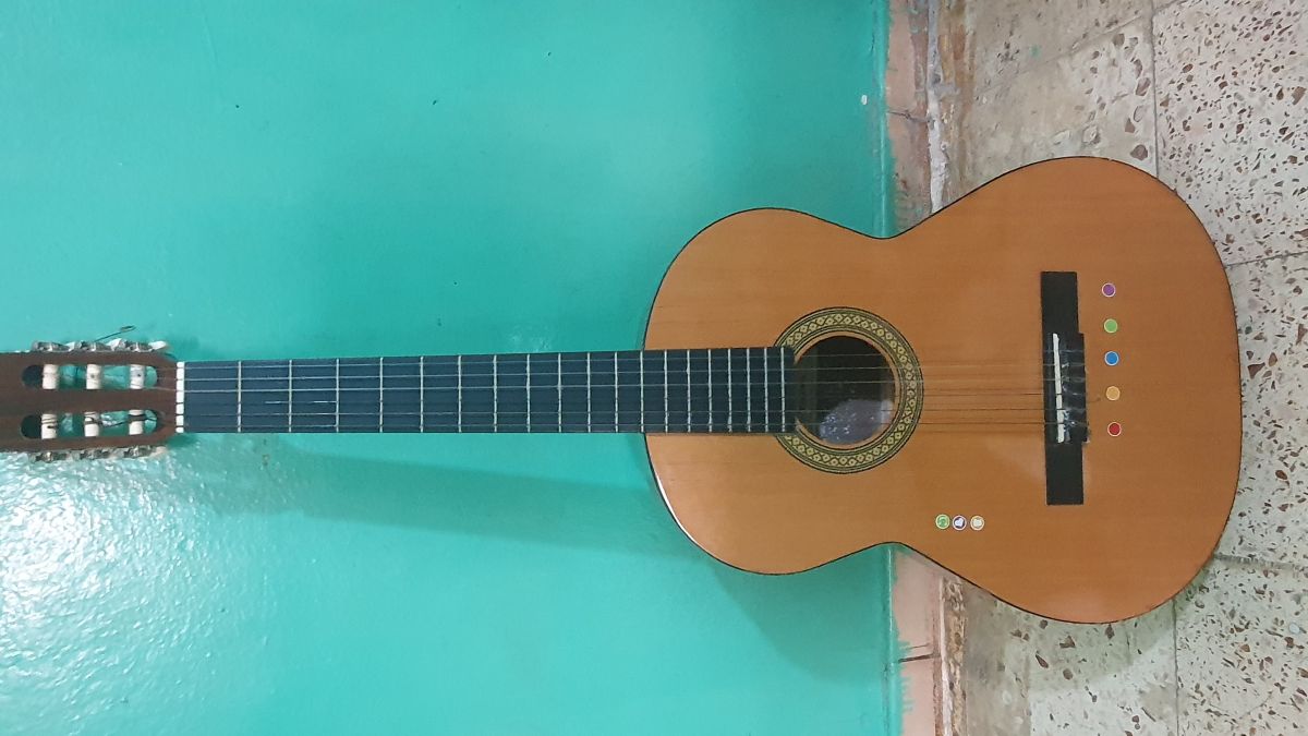 Guitare en bon état avec sac à vendre