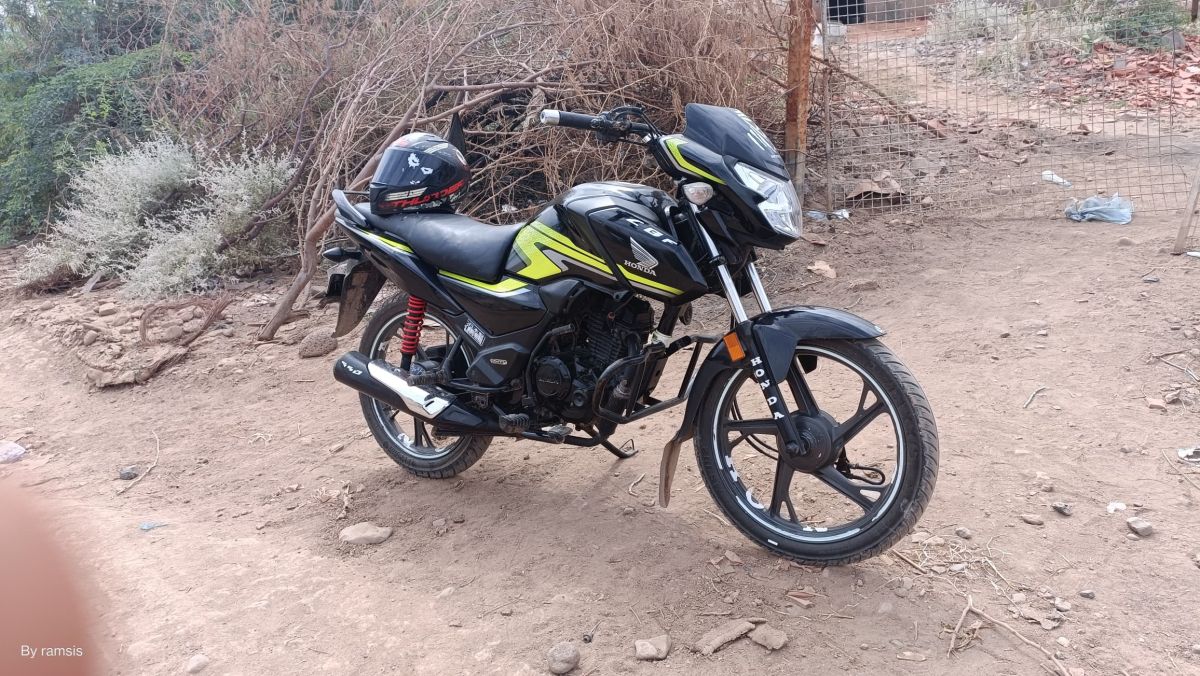 Moto Honda personnalisée en parfait état - 1 an d\'utilisation