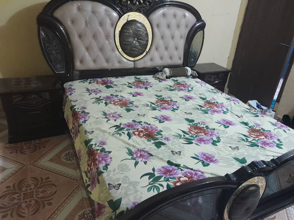 Chambre à coucher complète en bois neuve et luxueuse