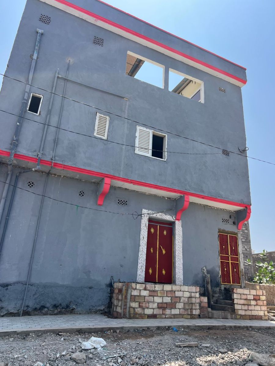 Maison à trois étages avec titre foncier à vendre