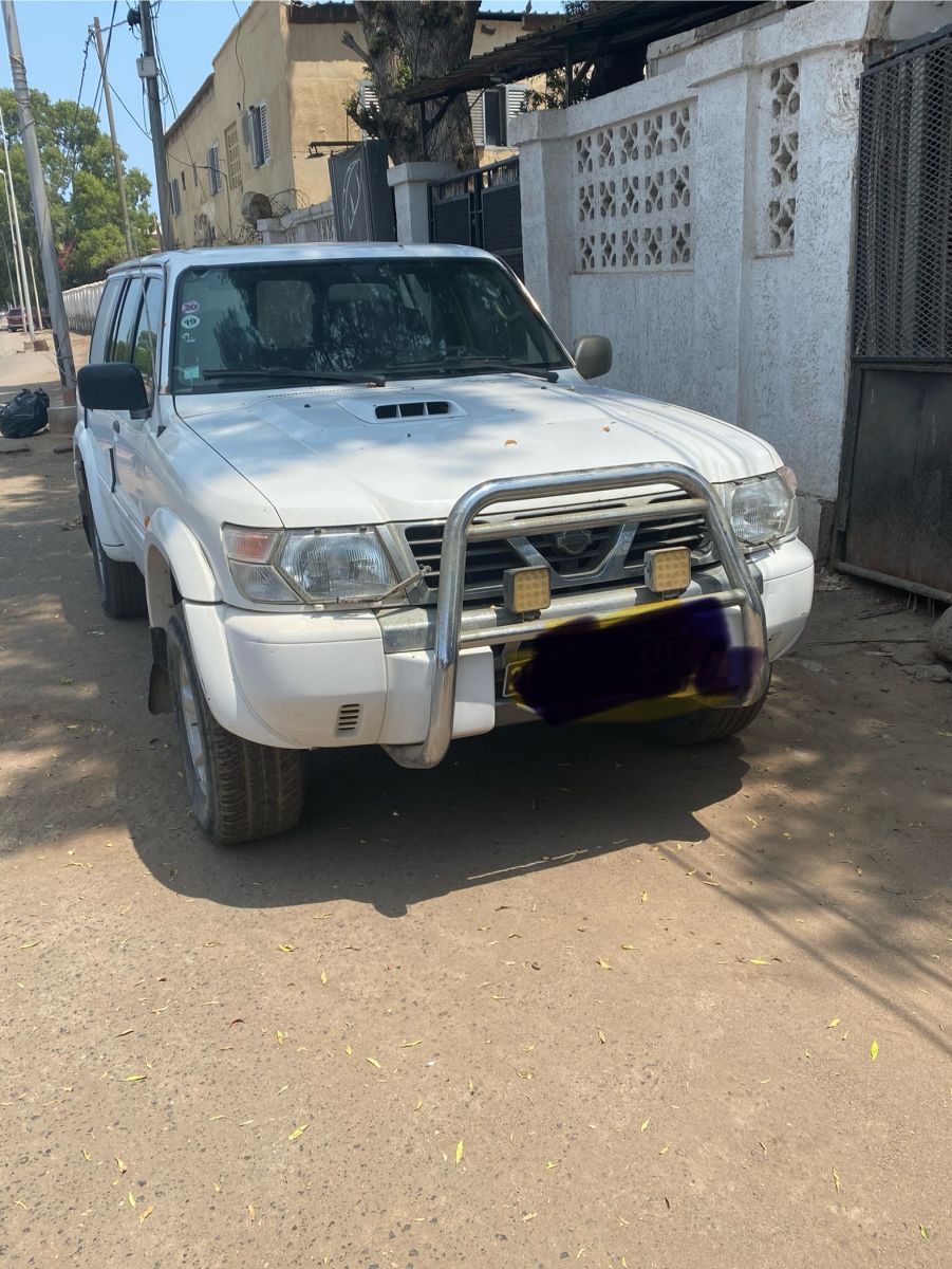 Nissan Patrol en bon état, moteur refait à neuf