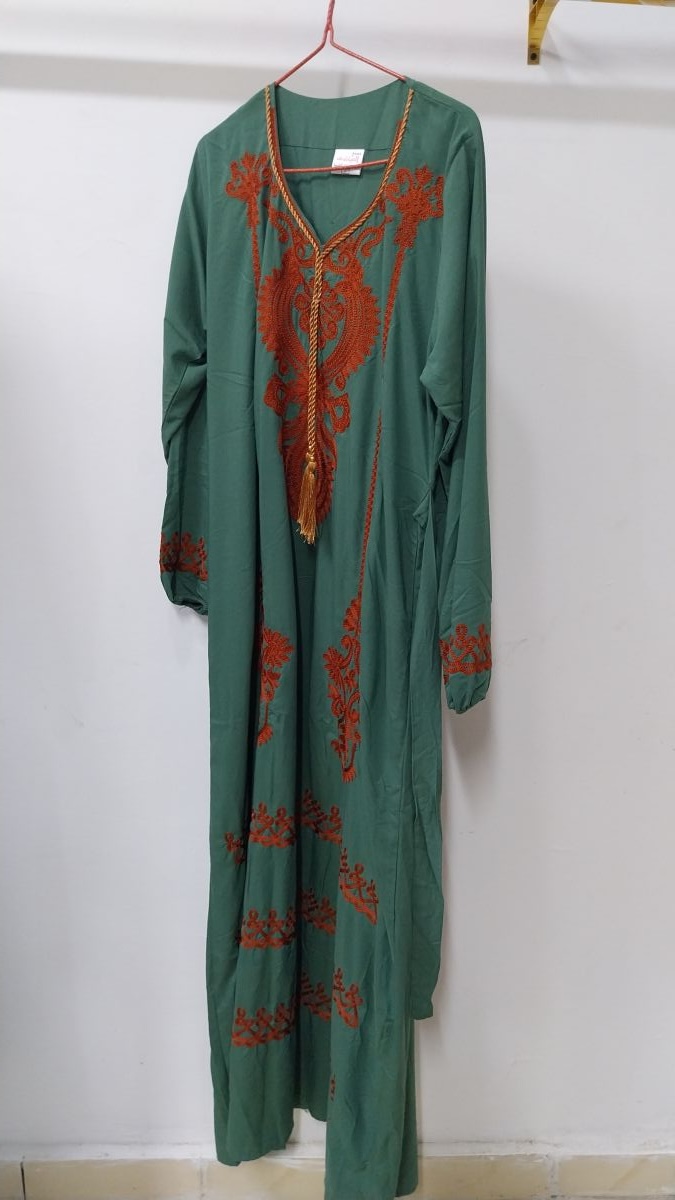 Robe marocaine verte brodée rouge – Modèle unique