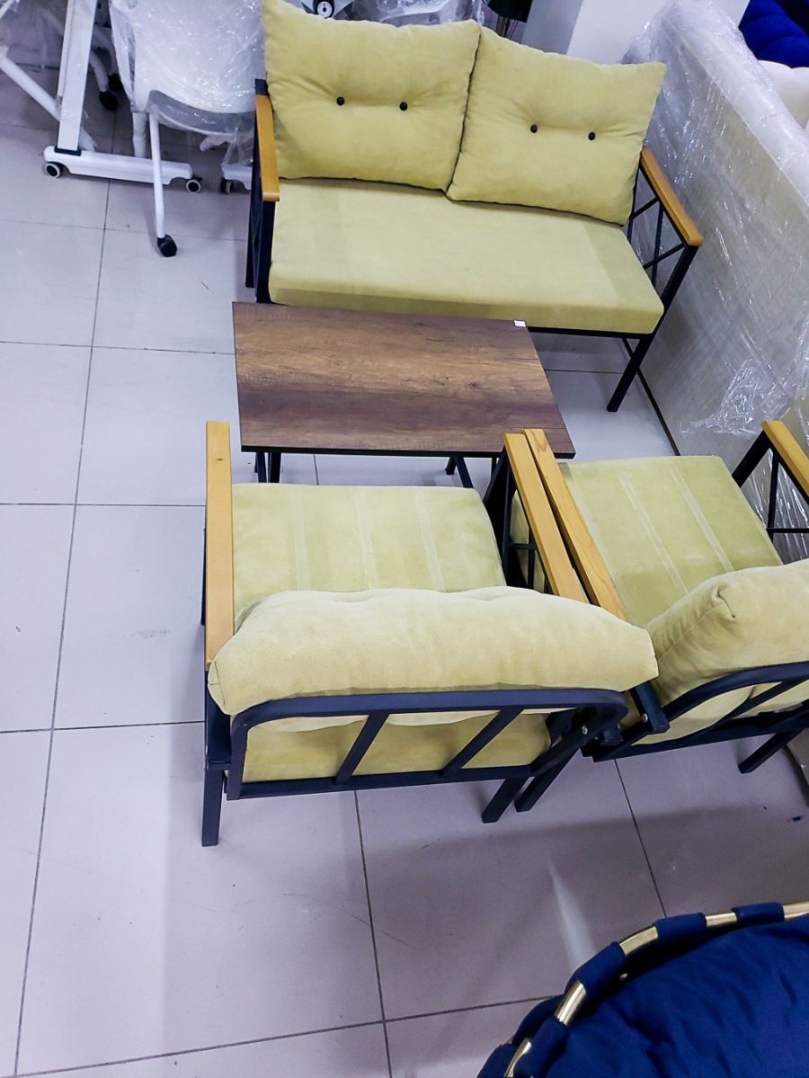 Salon en métal et bois avec coussins confortables