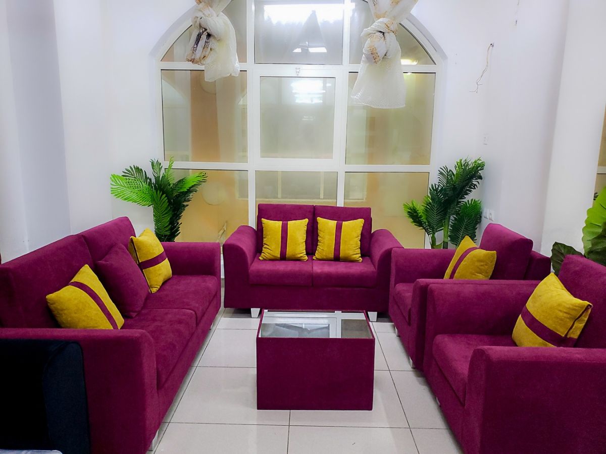 Salons en velours plusieurs coloris et tables basses assorties