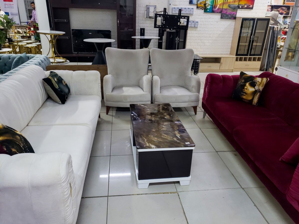 Salon moderne et élégant avec canapé et fauteuils assortis