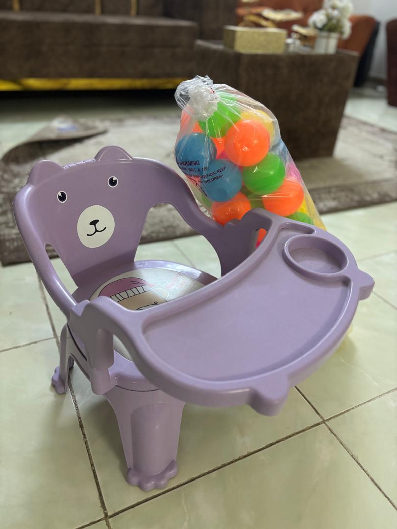 Chaise bébé avec table et 40 balles – Design ours à vendre