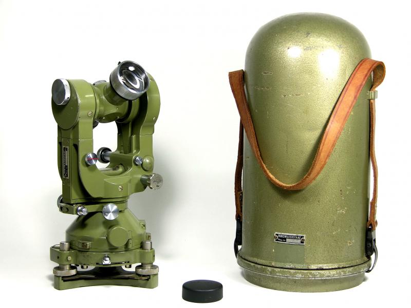 Théodolite Wild Heerbrugg T2 en excellent état avec étui rigide vintage à vendre