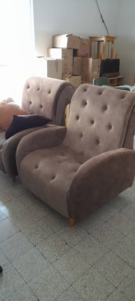 2 fauteuils fabriqués localement.