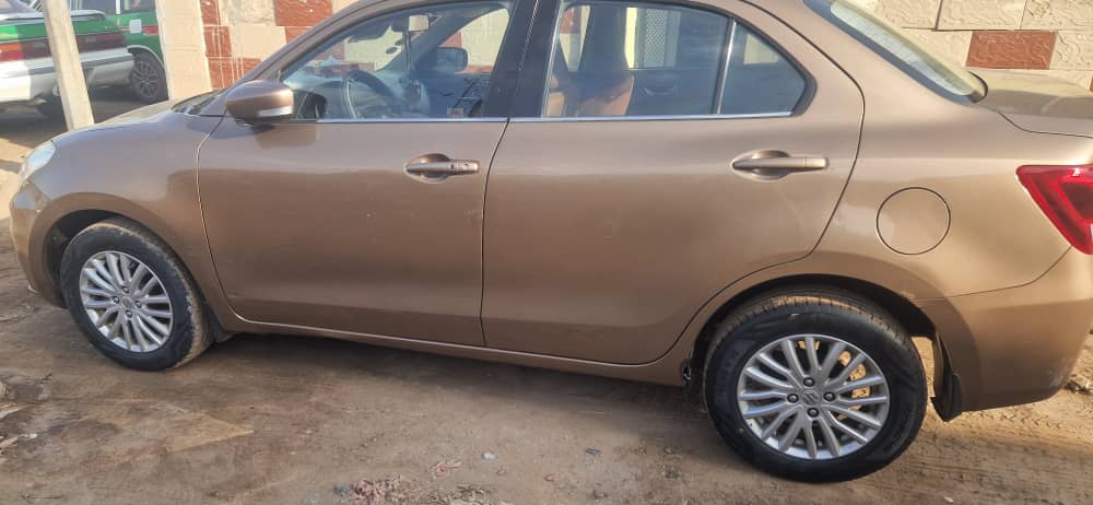 Voiture compacte 2021 bon état, climatisation, intérieur propre