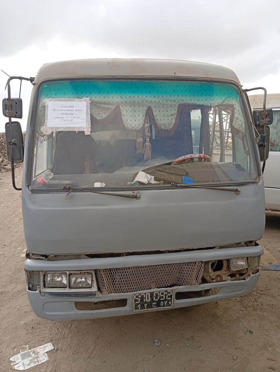 Bus Mitsubishi Rosa en bon état avec moteur neuf - Prix négociable