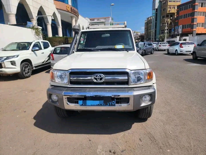 Toyota Land Cruiser 2021, diesel, bon état, hard top solide
