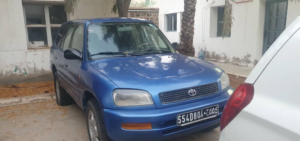 A vendre une voiture RAV4 essence en très bon état