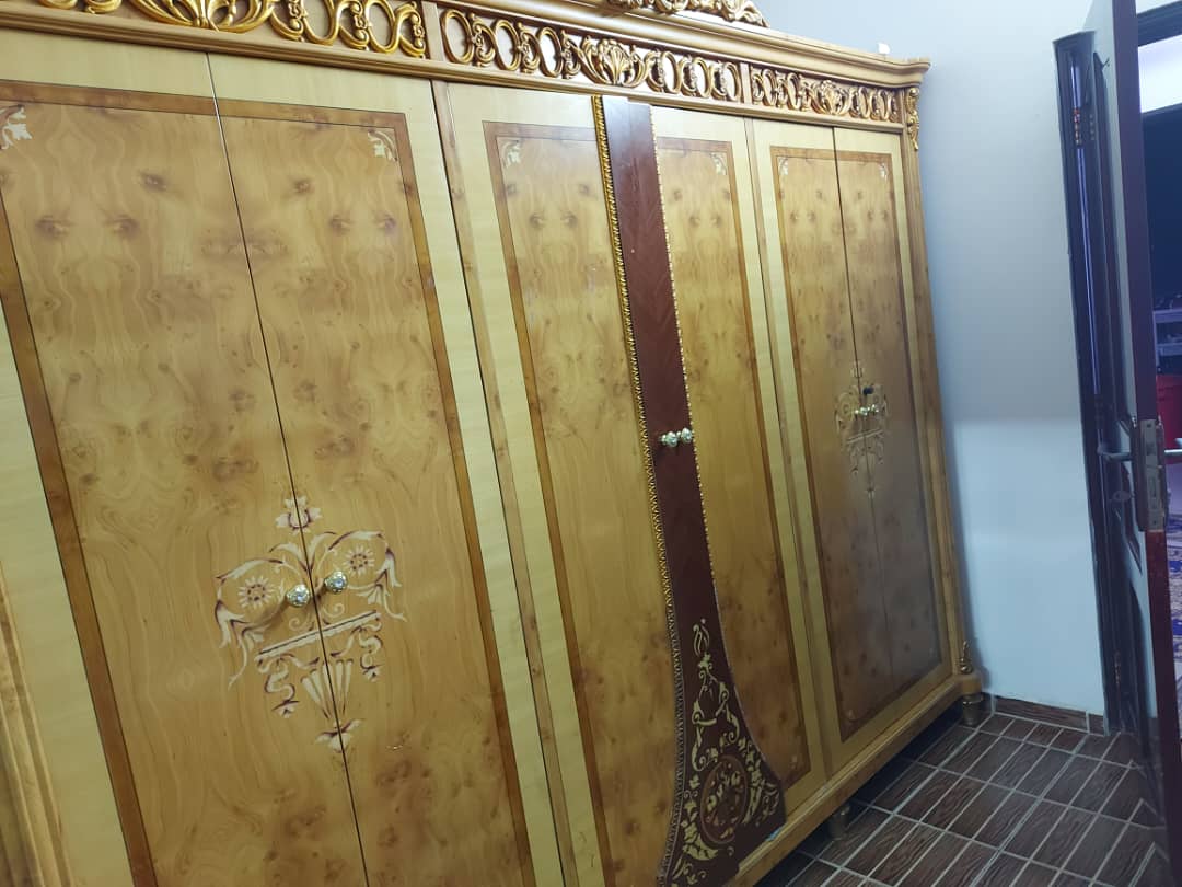 Armoire, canapé 3 places et congélateur - Comme neufs