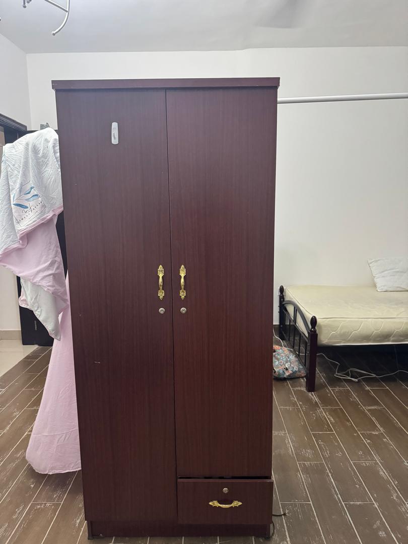 Armoire deux portes en excellent état à prix abordable