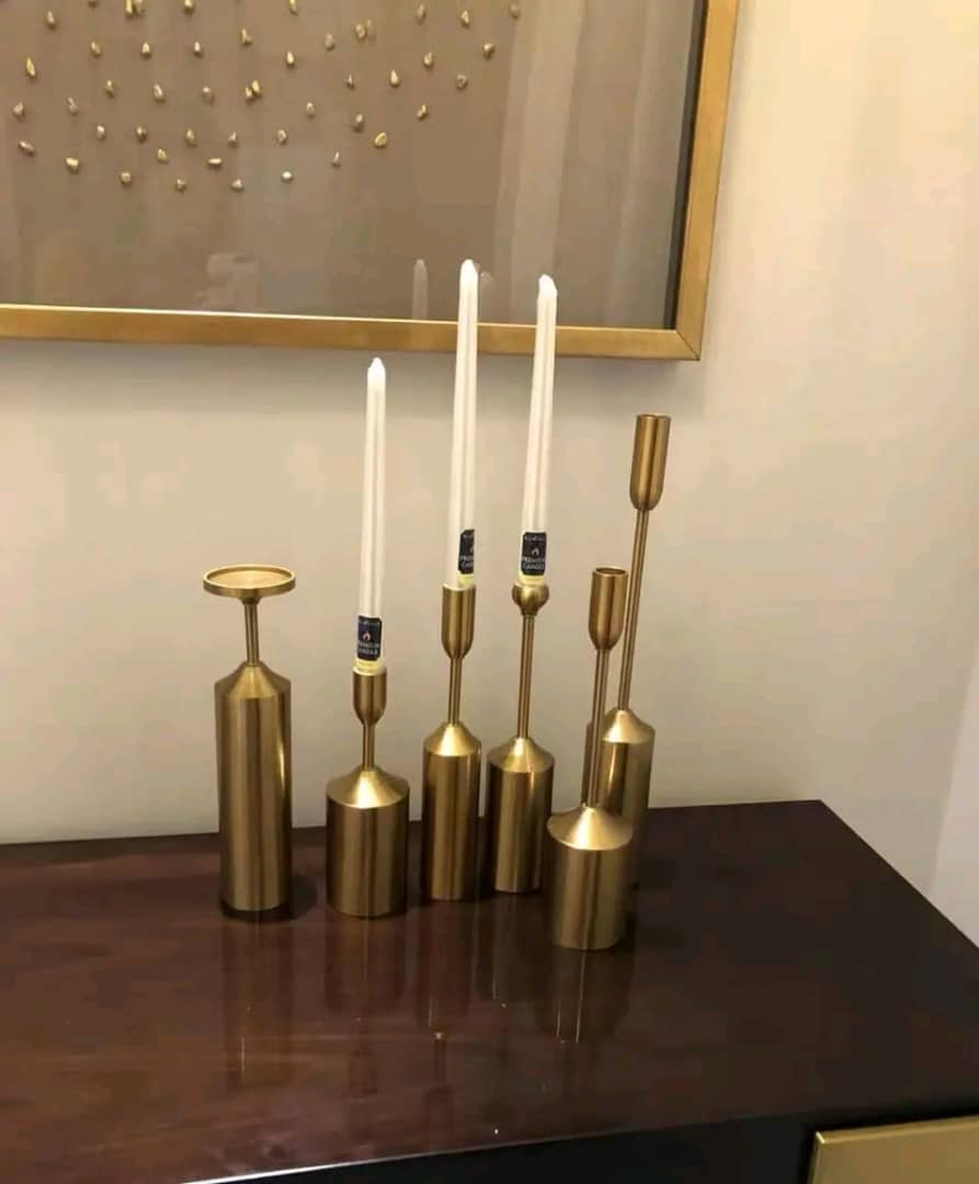 Bougeoirs dorés pour sublimer vos dîners