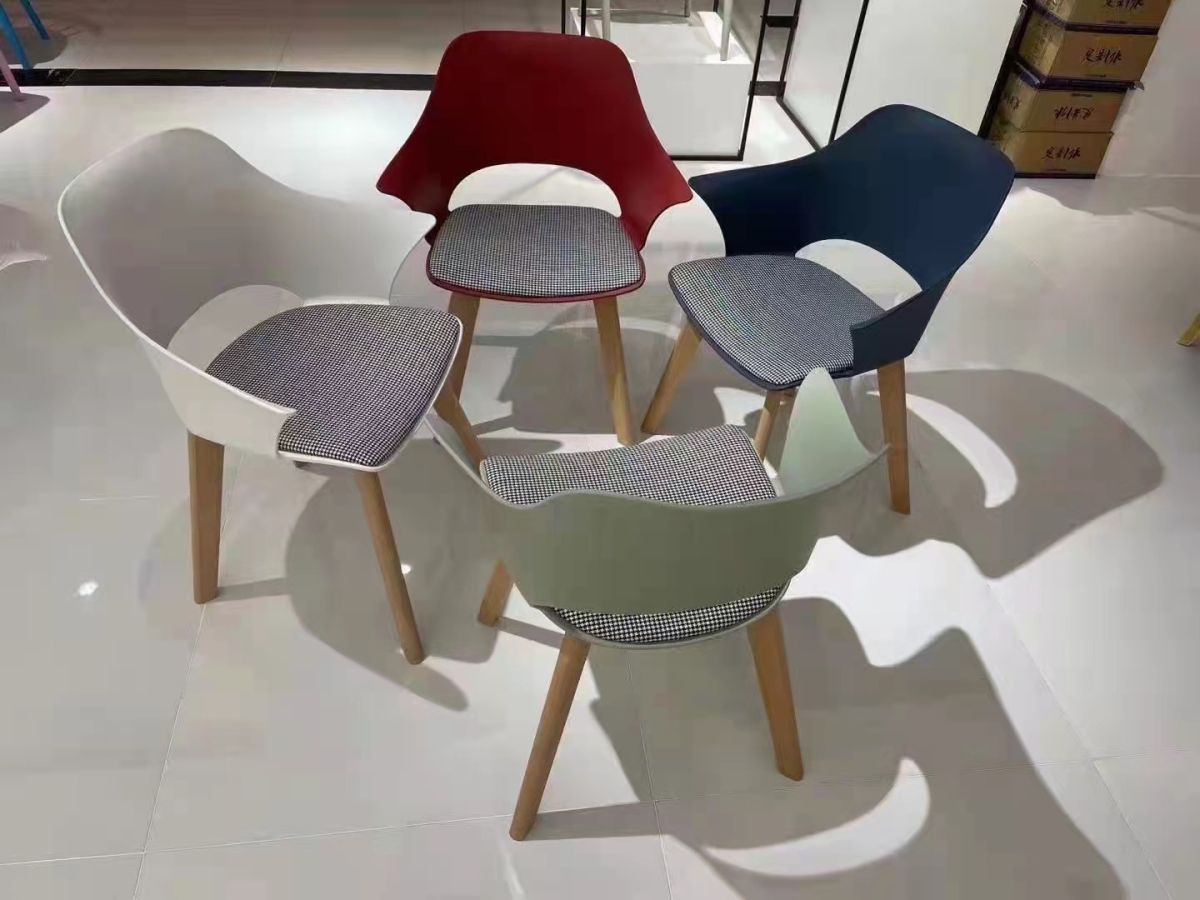 Chaises multicolores avec assise tissu