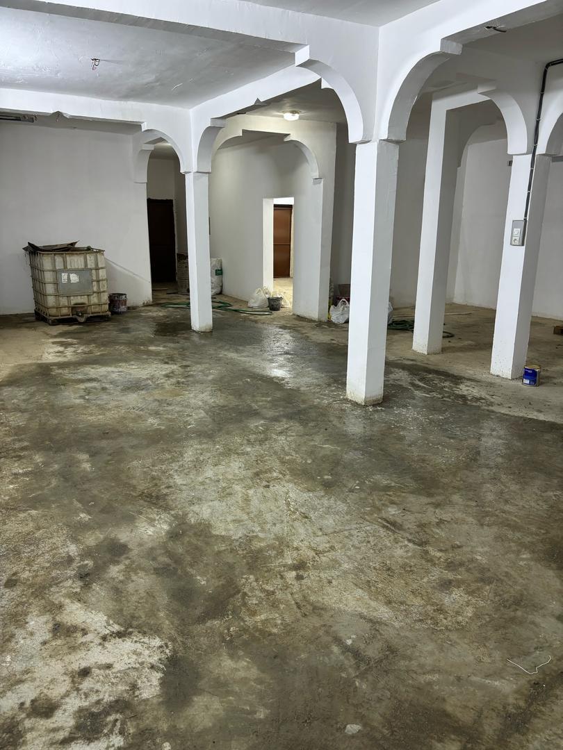 Dépôt de 150 m2 à louer avec local commercial et toilette à Barwako 2