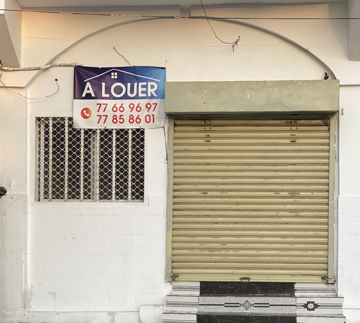 Emplacement idéal pour un local commercial à Salines Ouest