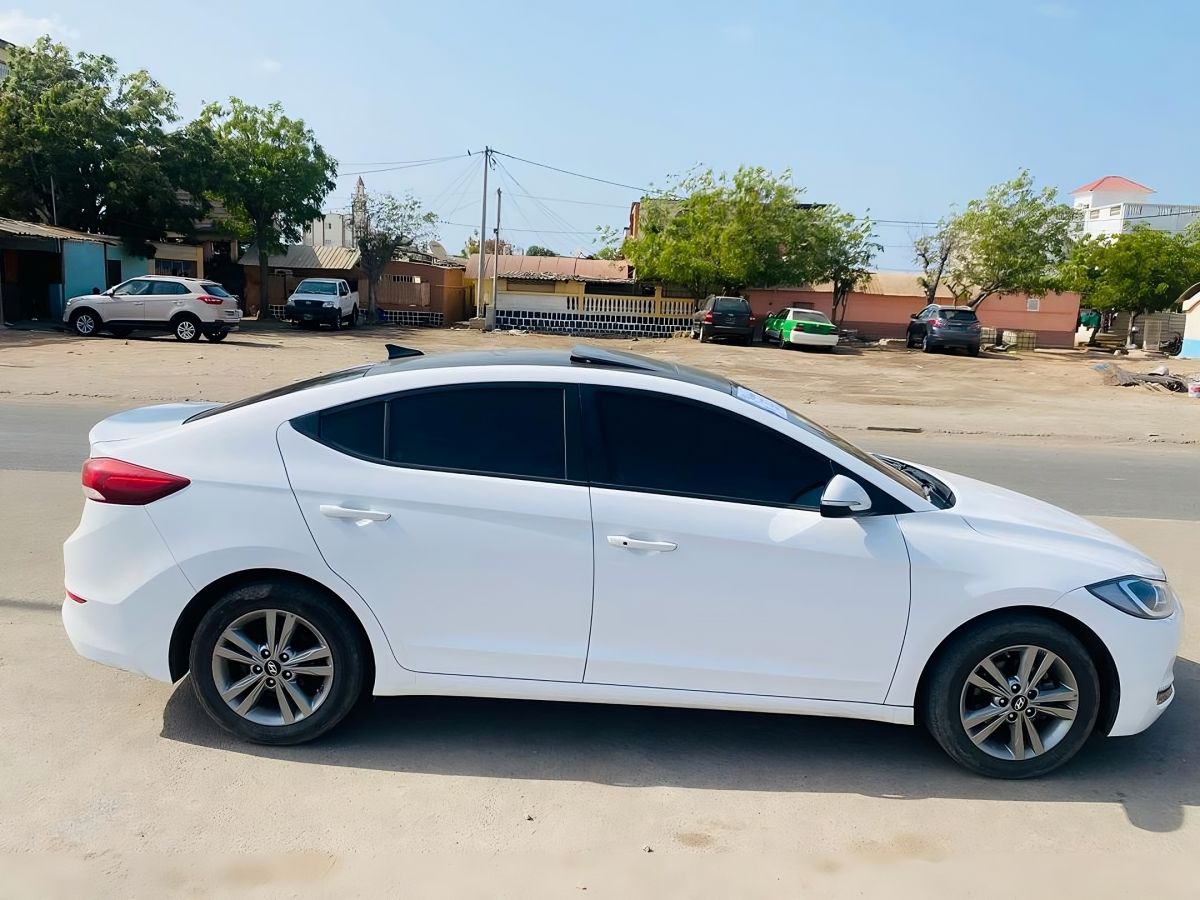 Hyundai Avante 2017, diesel, toit ouvrant à vendre à Djibouti