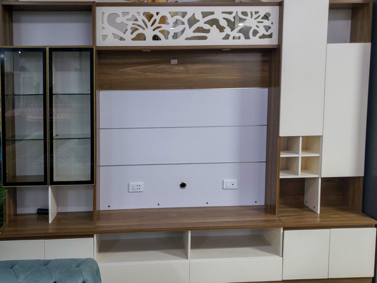 Meuble TV mural avec vitrines et rangements fermés