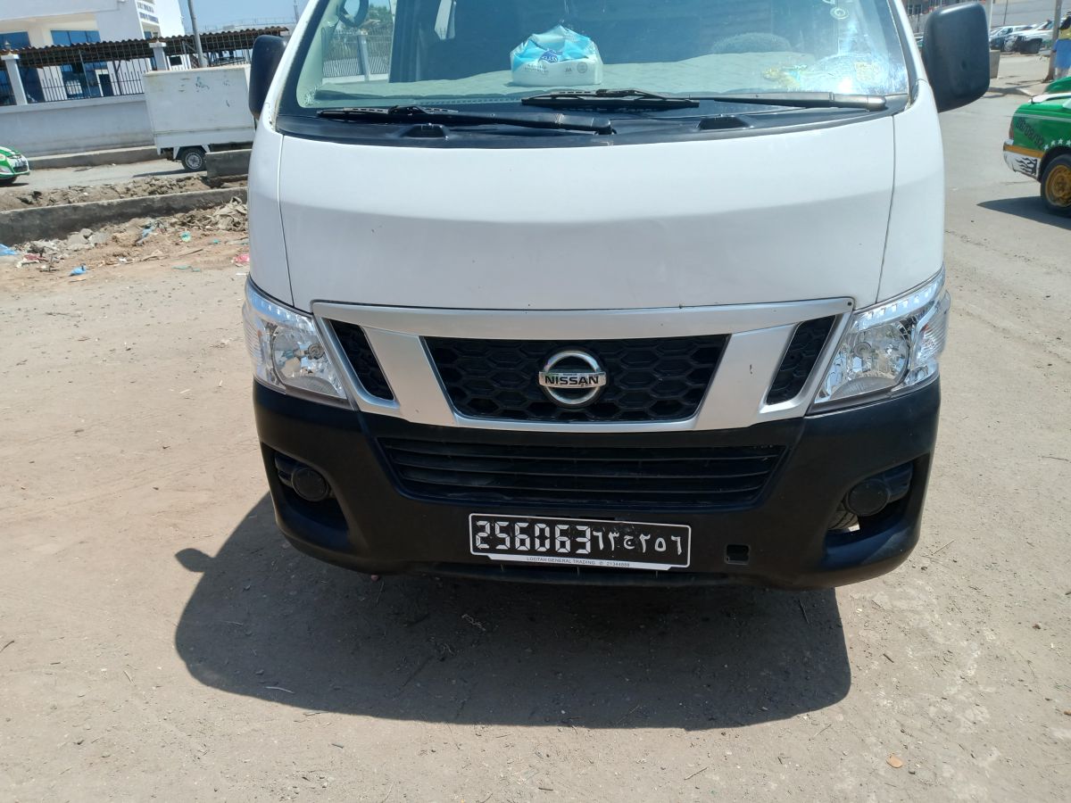 Minibus Nissan NV350 avec climatiseur en excellent état - ASC