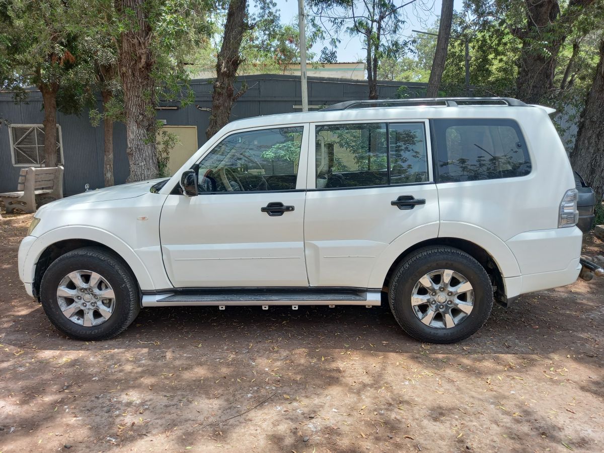 Mitsubishi Pajero 2016, boîte automatique, bon état, assurance valide jusqu\'en 2025