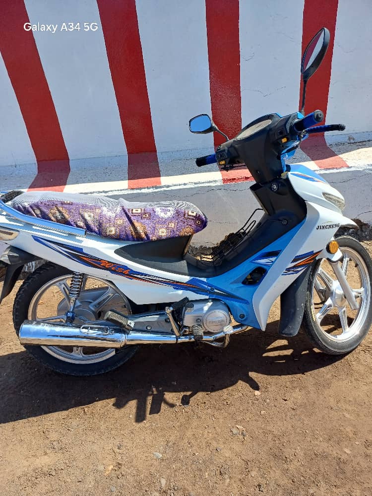 Moto Jinchen 210 en excellent état, 8 000 km