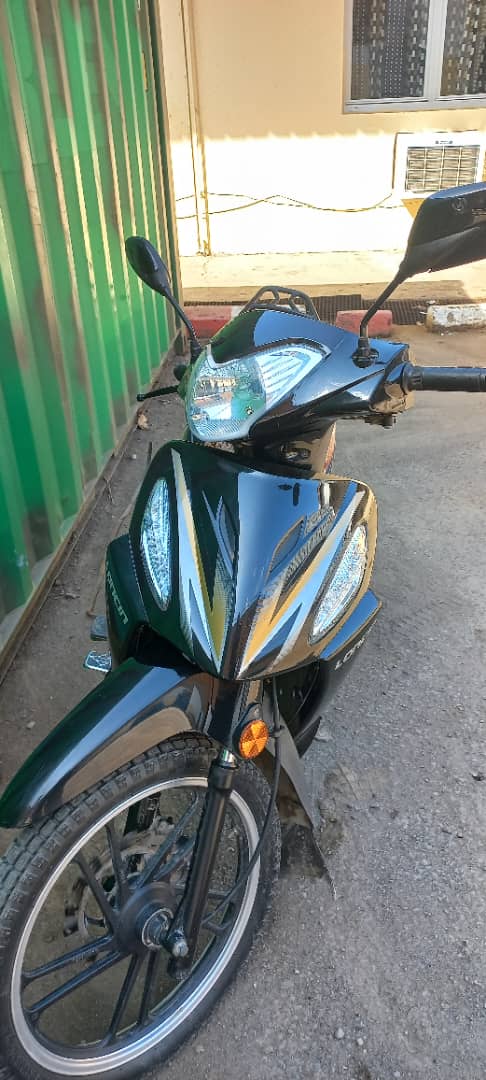 Moto Locin 110cc Noire, Bon État, Faible Kilométrage